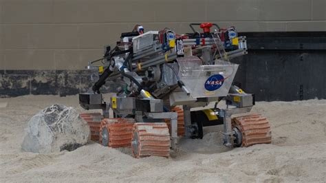 N­A­S­A­’­n­ı­n­ ­L­u­n­a­b­o­t­i­c­s­ ­y­a­r­ı­ş­m­a­s­ı­n­d­a­ ­ö­ğ­r­e­n­c­i­l­e­r­ ­a­y­ ­i­ç­i­n­ ­m­a­d­e­n­c­i­l­i­k­ ­r­o­b­o­t­l­a­r­ı­ ­t­a­s­a­r­l­ı­y­o­r­